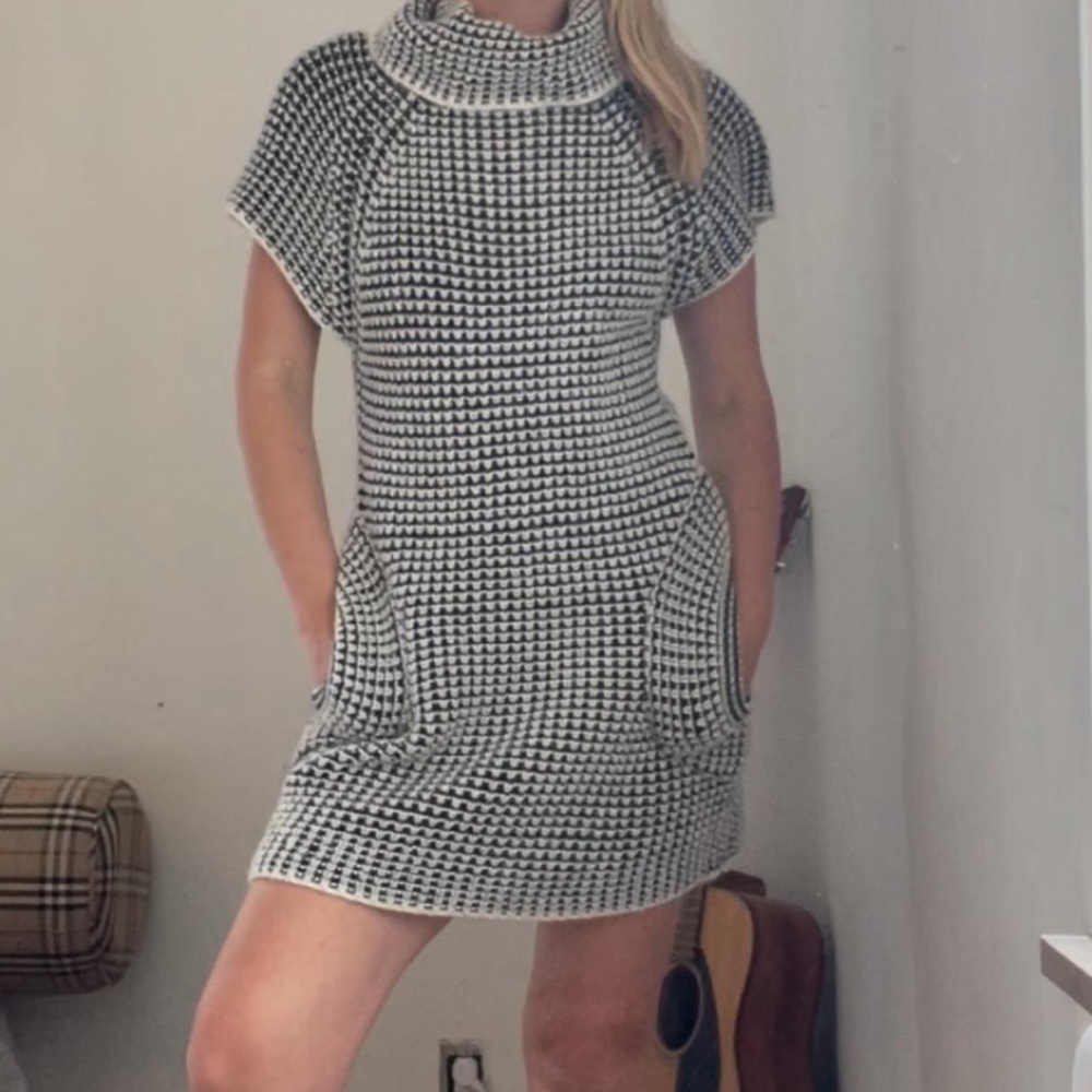 Vintage turtleneck / cowlneck black and white wool knit dress with POCKETS!
